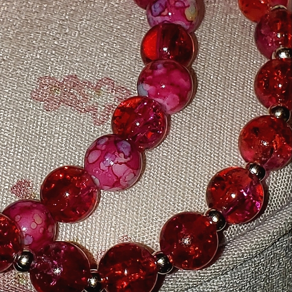 Set of 2 rose pink acrylic stretch bracelets. - Picture 3 of 5